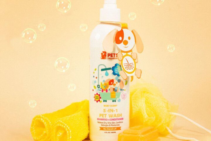 500ml bottle of Pets Republic 5-In-1 Shampoo & Conditioner for Dogs and Cats with baby scent, featuring a pump dispenser and playful graphics