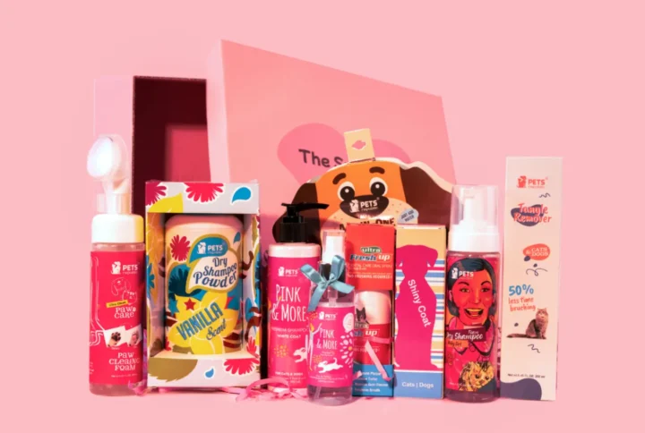 Complete Care Deluxe Moody Dog Hygiene Kit with Pets Republic Dry Foam Shampoo 250ml, Dry Powder Shampoo 500ml, Perfume 125ml, Hair & Coat Serum with Coconut oil 125ml, Ultra Fresh Up Oral Spray 110ml, Tangle Remover 250ml, All-in-One Body Wash in a Sponge Dog, Paw Care Cleaning Foam 250ml, and Tearless Shampoo 250ml