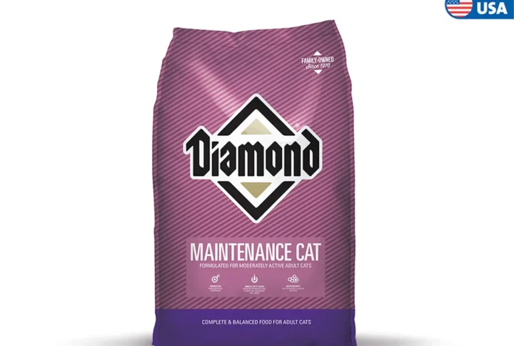 Studio shot of the Diamond Maintenance Cat bag in the classic purple design. The bag features the prominent Diamond logo in the center, emphasizing complete and balanced nutrition for adult cats.